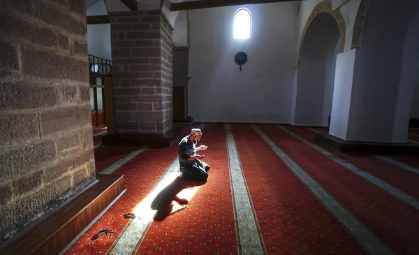 Muslime in der Moschee zeichnet Rosenkranz — Stockfoto