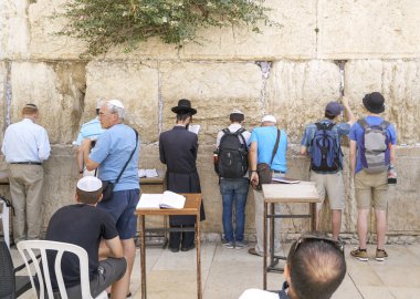 Yahudiler İsrail'ağlama duvarı önünde dua