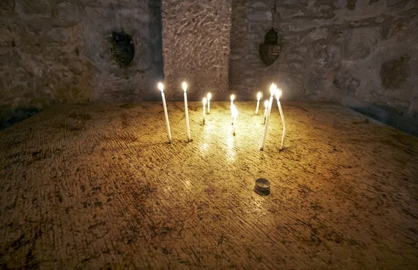 Christians light candles, Church of the Holy Sepulchre - Jerusal — Stock Photo, Image