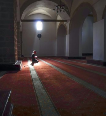 Camide Müslümanlar tespih çekiyor