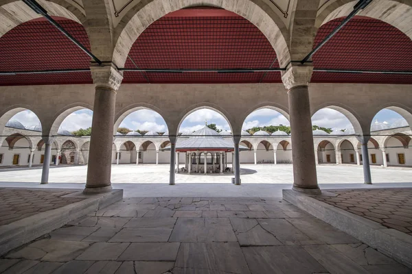 Tvagning fontän av Edirnekapi Valide Sultan Mosque — Stockfoto