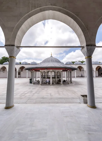 Edirnekapi ミフリマ ・ スルタン ・ スルタン モスクの清めの泉 — ストック写真