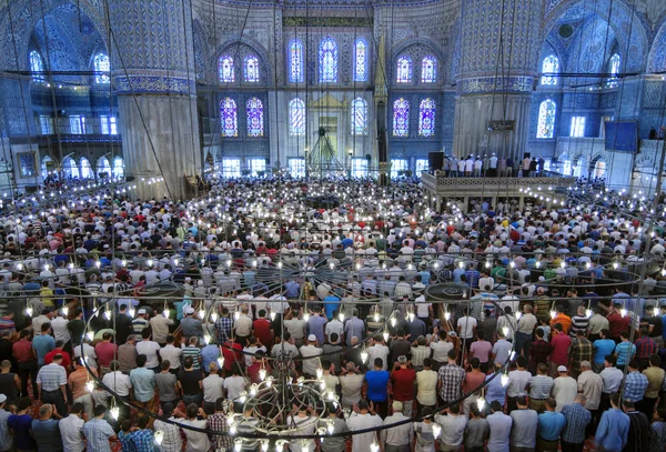 Ритуал поклонения синей мечети с центром в молитве, Стамбул, Турция — стоковое фото