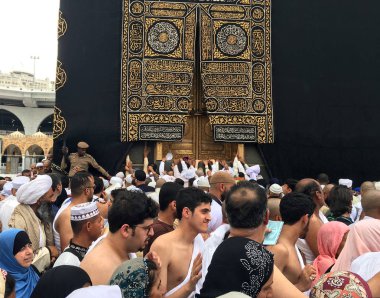 Kâbe, Müslümanlar ve altın kapı