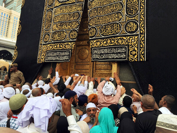 Kaaba, muslims and gold door