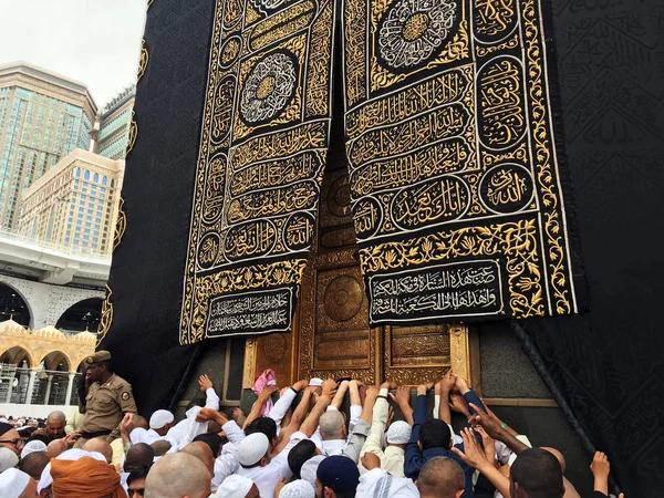 Кааба, мусульмане и золотая дверь — стоковое фото