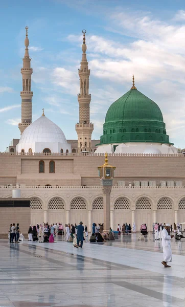 Musulmanes reunidos para adorar la mezquita Nabawi, Medina, Arabia Saudita —  Fotos de Stock