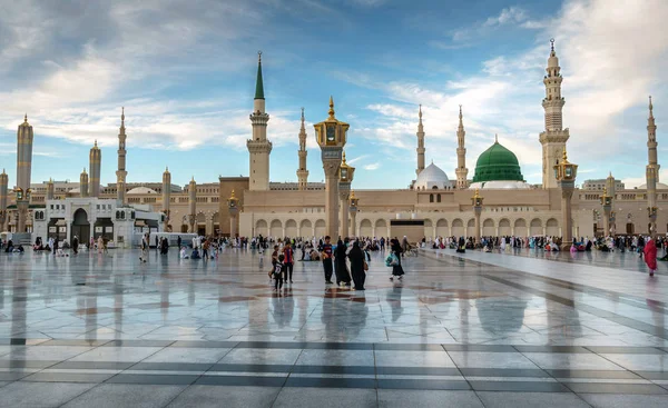 穆斯林聚集敬拜麦地那圣寺清真寺、 麦地那、 沙特阿拉伯 — 图库照片