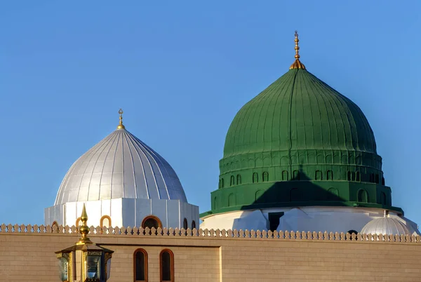 Гробница пророка находится под зеленым куполом . — стоковое фото