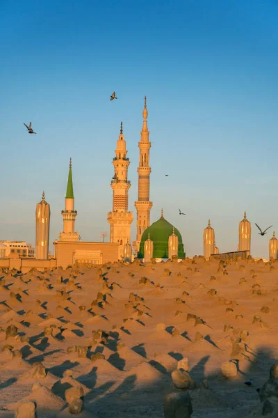 Islamitische begraafplaats bij Nabawi moskee in Madinah. — Stockfoto