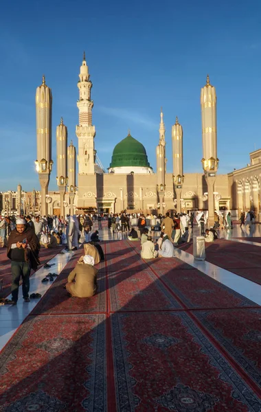 Мусульмане собрались для поклонения мечети Набави, Медина, Саудовская Аравия — стоковое фото