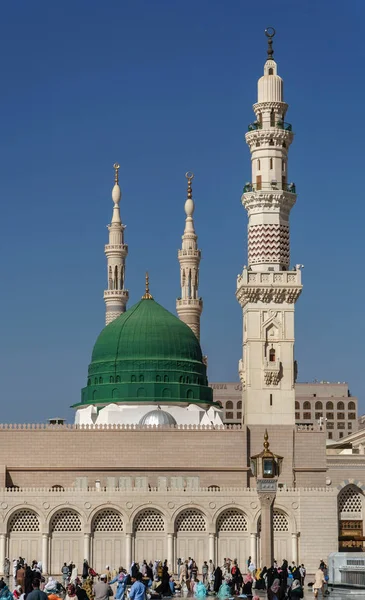 Musulmanes reunidos para adorar la mezquita Nabawi, Medina, Arabia Saudita —  Fotos de Stock