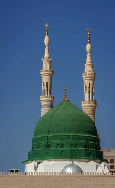 Cúpula y minaretes de la mezquita nabavi — Foto de Stock