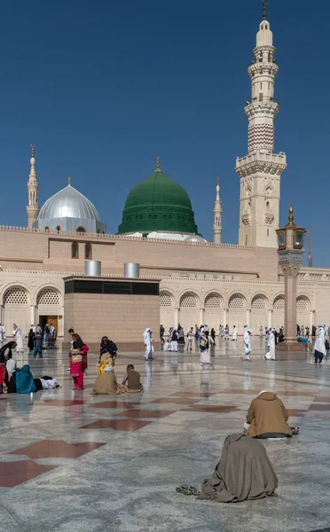 Muslims gathered for worship Nabawi Mosque, Medina, Saudi Arabia — Stock Photo, Image