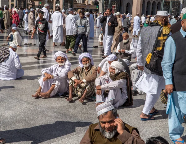 Unidentified people are siting in the courtyard at the Nabawi Mo — Stock Photo, Image