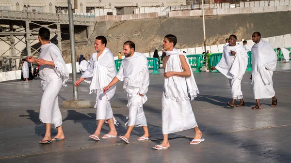 Muslimska bära ihram kläder och redo för hajj — Stockfoto