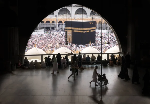 Muslims gathered in Mecca of the world's different countries. — Stock Photo, Image