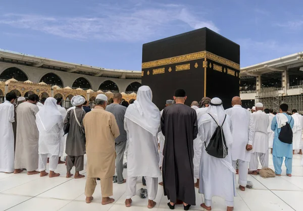 Muzułmanie w Kaaba są modląc się do południa. — Zdjęcie stockowe