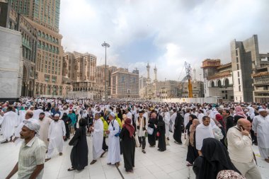 Hacı Kral Abdul Aziz kapısı 1 / Masjidil bekliyorum Haram infront