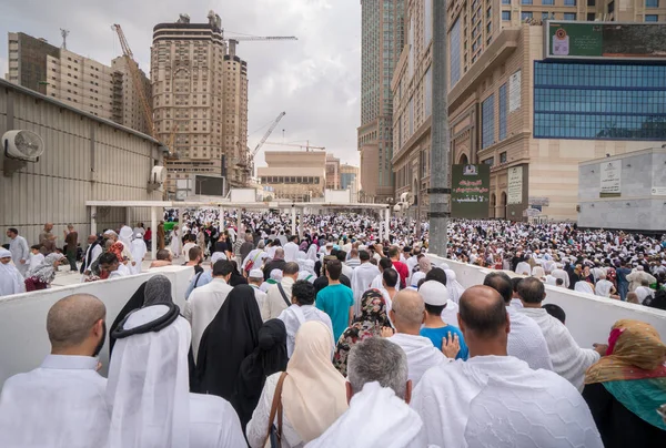 Pilgrim infront av King Abdul Aziz Gate 1, Masjidil Haram waitin — Stockfoto