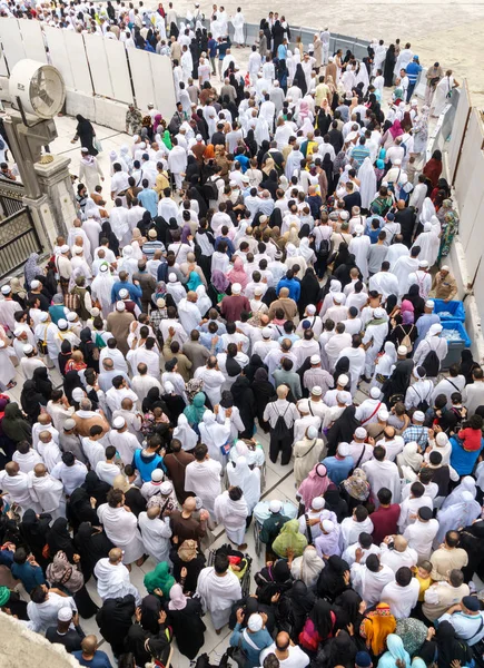 Pilger vor König Abdul Aziz Tor 1, masjidil haram waitin — Stockfoto