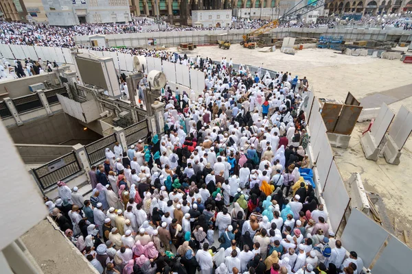 Pellegrino davanti alla porta del re Abdul Aziz 1, Masjidil Haram waitin — Foto Stock