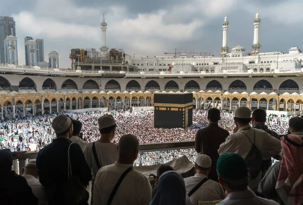 Musulmani riuniti alla Mecca dei diversi paesi del mondo . — Foto Stock