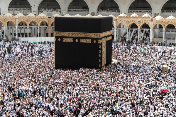 Musulmani riuniti alla Mecca dei diversi paesi del mondo . — Foto Stock