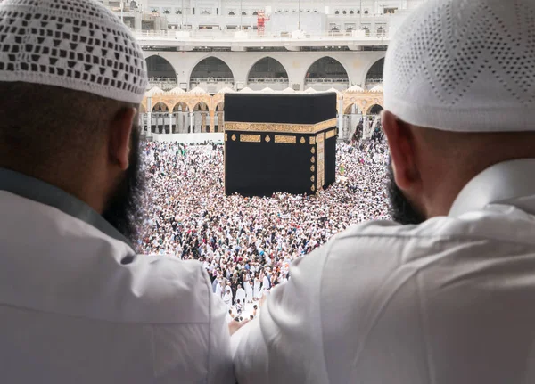 Muzulmánok néz Kaaba Mekkában. — Stock Fotó