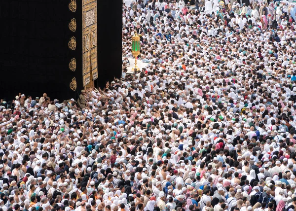 Thousand of pilgrims make an anti clockwise rotation around Kaab — Stock Photo, Image