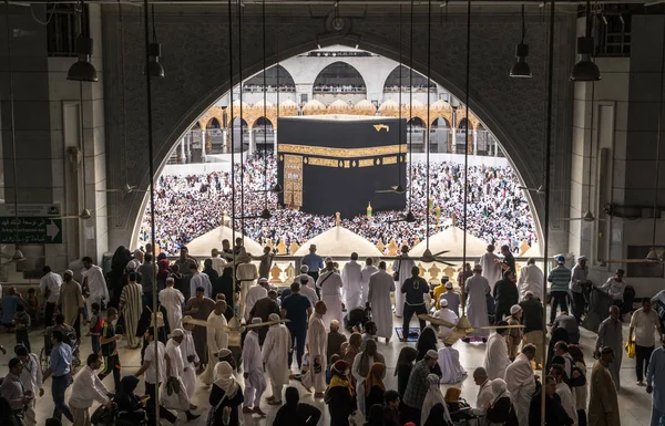 Мусульмане собрались в Мекке из разных стран мира. — стоковое фото