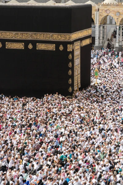 Musulmans réunis à La Mecque des différents pays du monde . — Photo