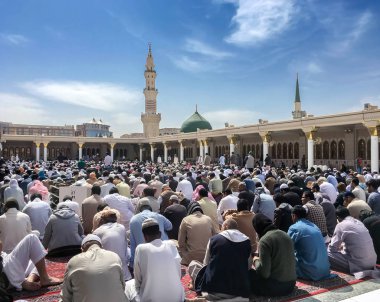 Çatıya yeşil kubbe Nabawi Camii, Medine, Suudi Arabistan