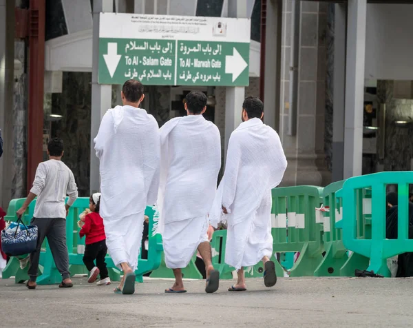 Muslim wearing ihram clothes and ready for Hajj — Stock Photo, Image