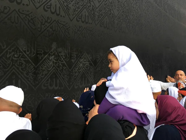 Peziarah Muslim, dari seluruh dunia, berputar di sekitar — Stok Foto