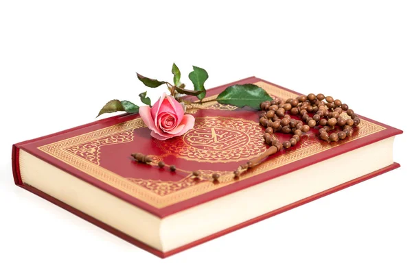 Muslim rosary beads on the Holy Quran — Stock Photo, Image