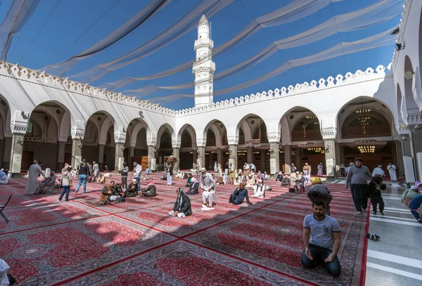 Muslims praying in Quba Mosque — Stock Photo, Image