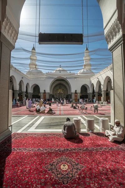Muslims praying in Quba Mosque — Stock Photo, Image