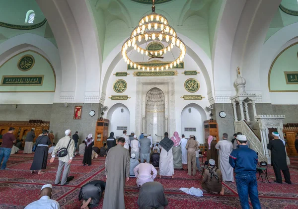 Muslims praying in Quba Mosque — Stock Photo, Image