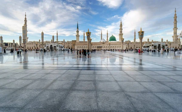 Muslims gathered for worship Nabawi Mosque, Medina, Saudi Arabia — Stock Photo, Image