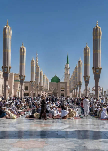 Moslims verzameld voor aanbidding nabawi moskee, medina, saudi-Arabië — Stockfoto