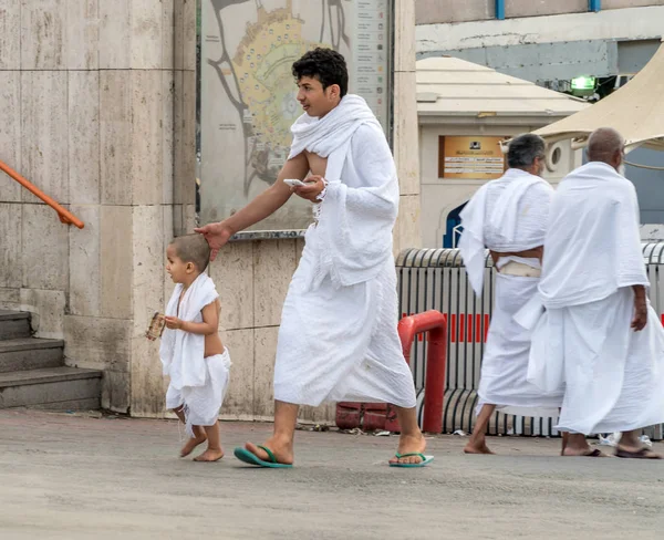 Muslimové nosí ihram oblečení a je připravena pro hadždž — Stock fotografie