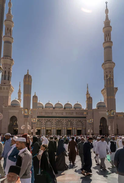 Niet-geïdentificeerde mensen uitgaan bij de Nabawi moskee, Saudi-Arabië — Stockfoto