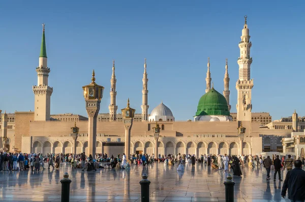 Muslims gathered for worship Nabawi Mosque, Medina, Saudi Arabia — Stock Photo, Image