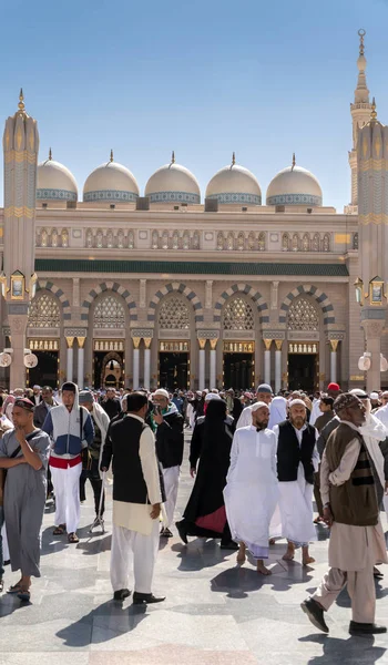 Muslims gathered for worship Nabawi Mosque, Medina, Saudi Arabia — Stock Photo, Image