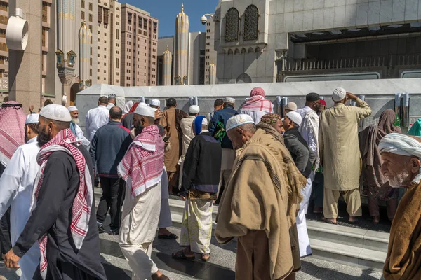 Personas no identificadas están bebiendo agua zamzam en el Mosq de Nabawi — Foto de Stock