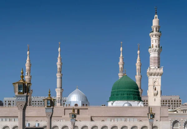 돔 및 nabavi 모스크의 첨탑 — 스톡 사진