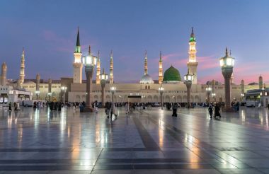 Sunrise Müslümanların ibadet Nabawi Camii, Medine, Saud için toplandı