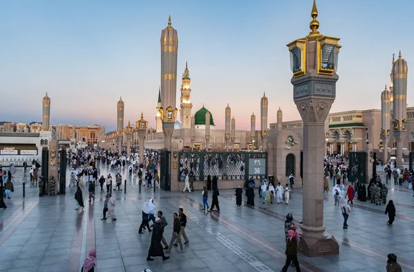 Sunrise moslims verzameld voor de eredienst Nabawi moskee, Medina, Saud — Stockfoto