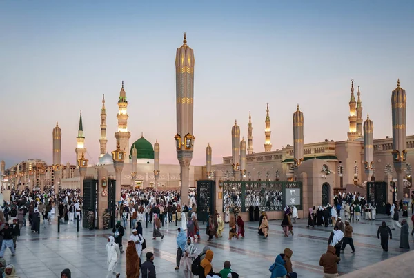 Mentre il sole sorge musulmani riuniti per il culto Moschea Nabawi, Med — Foto Stock